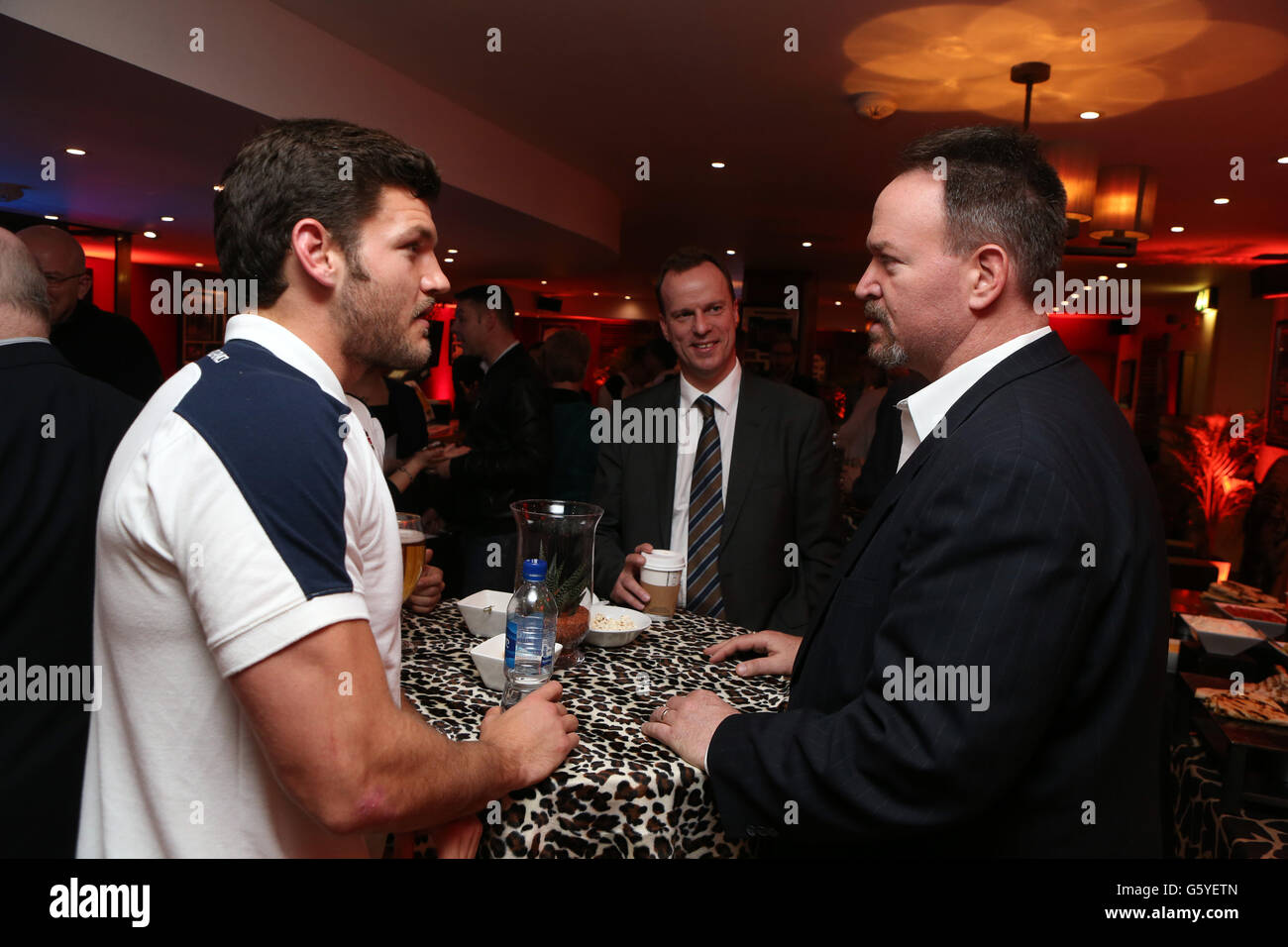 England Rugby Union der Sevens-Spieler Jeff Williams spricht mit einem Gast In der neuen Sevens Bar im Marriott Hotel in der Nähe Flughafen Heathrow Stockfoto