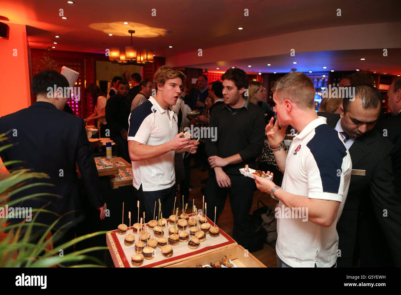 England Rugby Union Siebt die Spieler Tom Mitchell (L) und Sam EdgerleyDie neue Sevens Bar im Marriott Hotel in der Nähe von Heathrow Flughafen Stockfoto