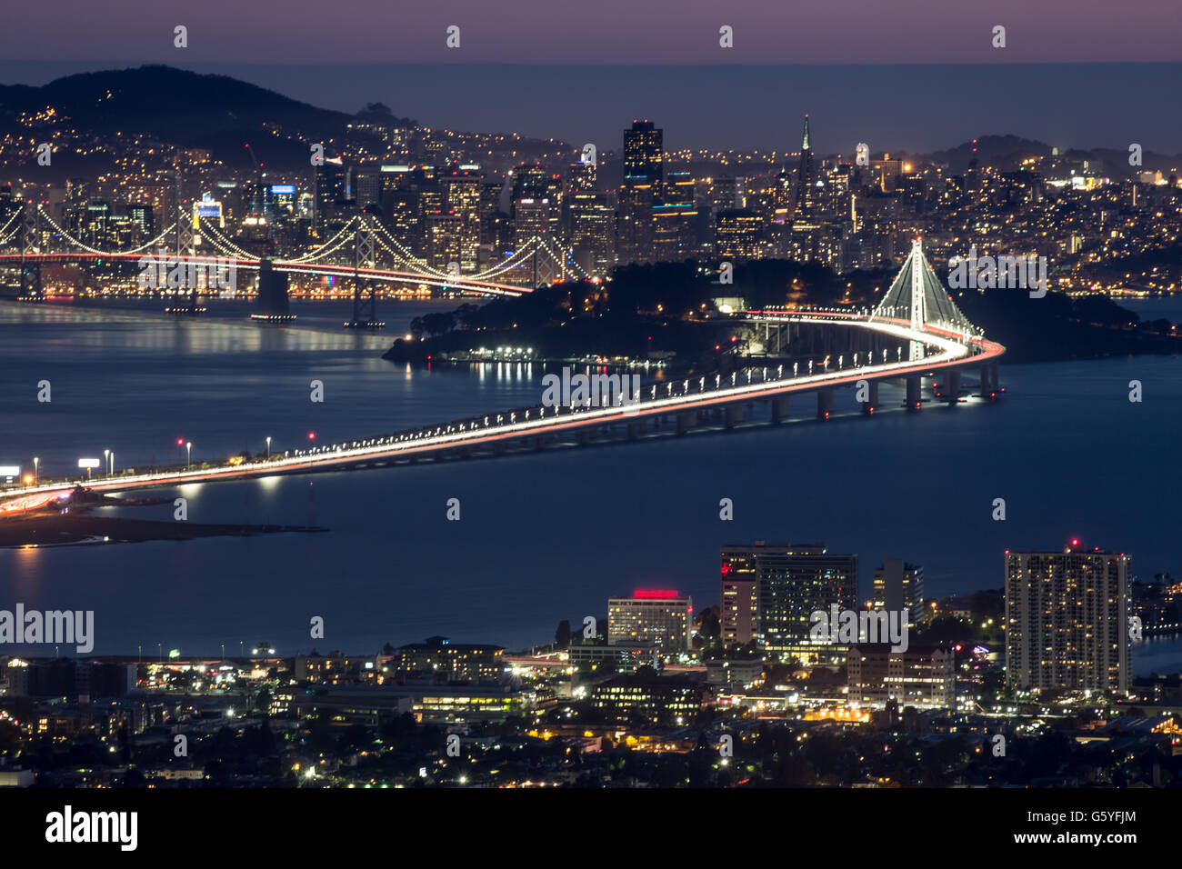 Nacht über San Francisco, von Berkeley Hills aus gesehen Stockfoto