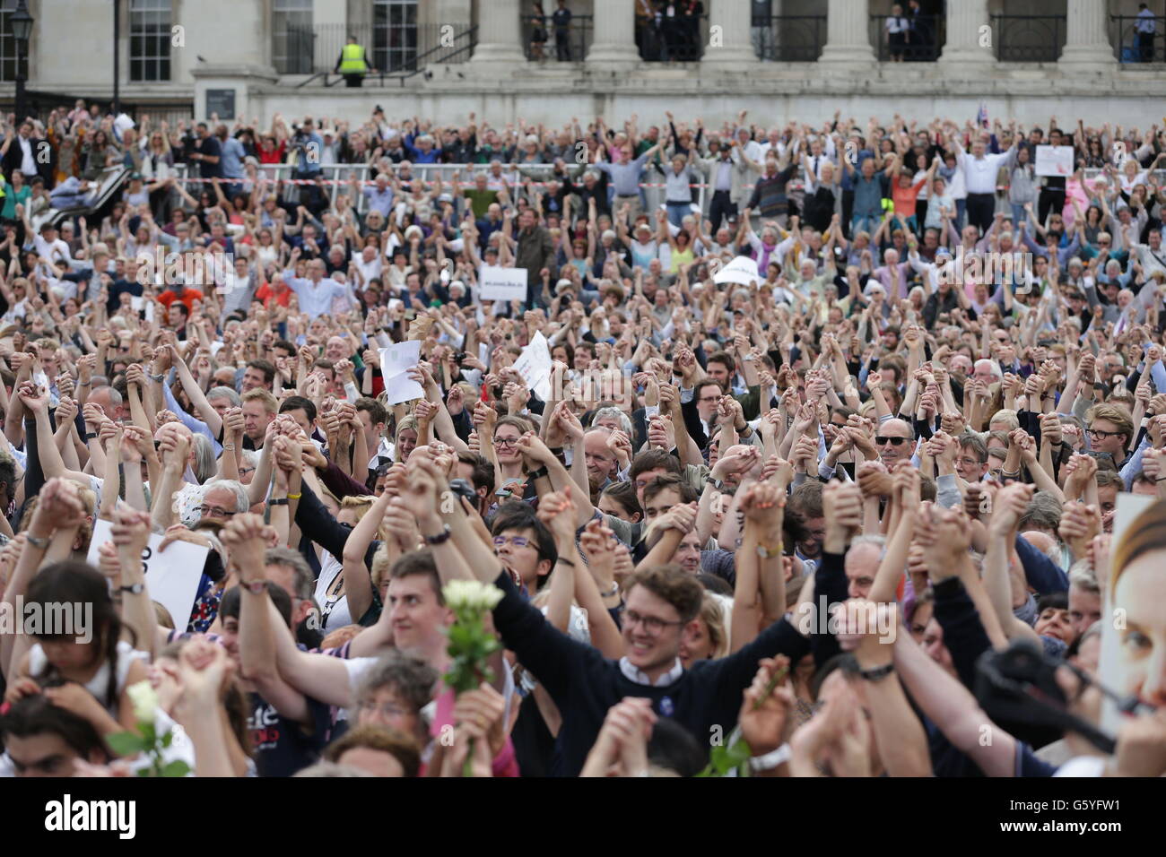 Das Publikum während der Rallye am Trafalgar Square in central London zu feiern, was die 42. Geburtstag des tragischen MP Jo Cox gewesen wäre. Pressefoto ZUSAMMENGEFUNDEN. Bild Datum: Mittwoch, 22. Juni 2016. Sehen Sie PA Geschichte Politik MP. Bildnachweis sollte lauten: Daniel Leal-Olivas/PA Wire Stockfoto