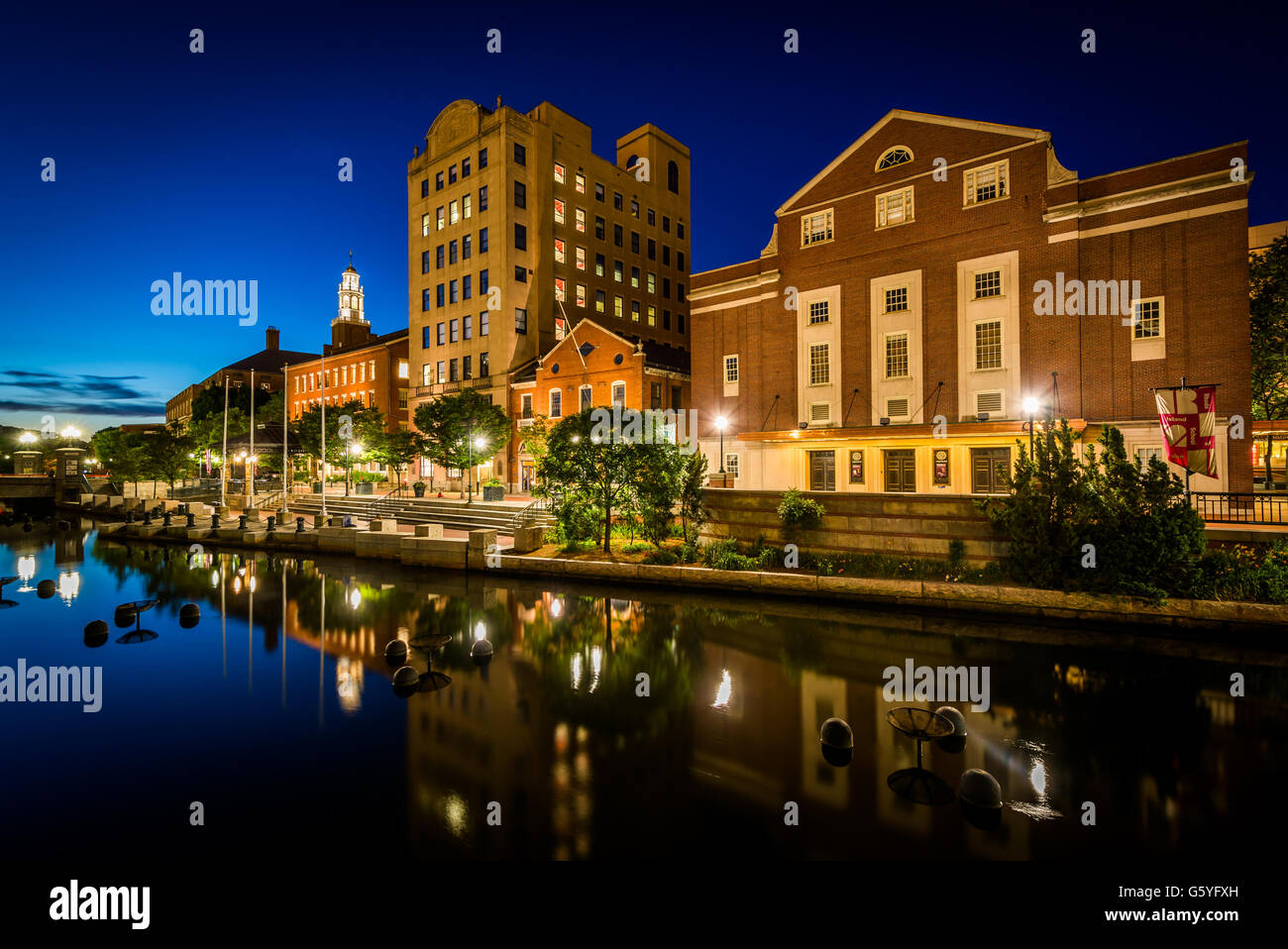 Historische Gebäude und die Providence River in der Nacht, in der Innenstadt von Providence, Rhode Island. Stockfoto