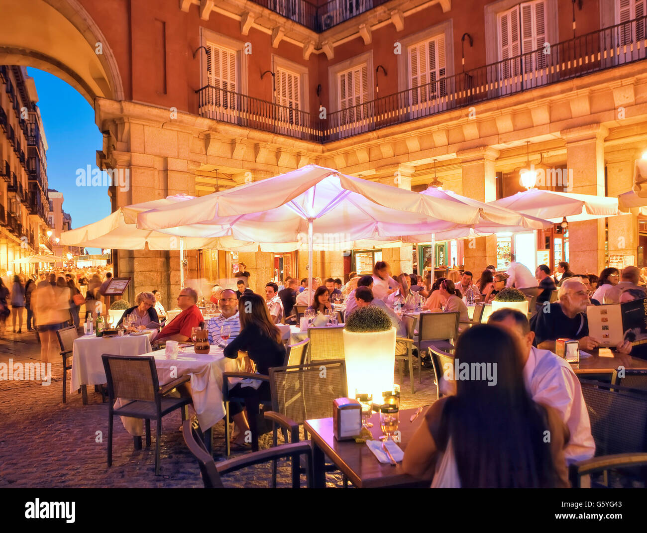 Der Plaza Mayor in der Nacht in Madrid Stockfoto