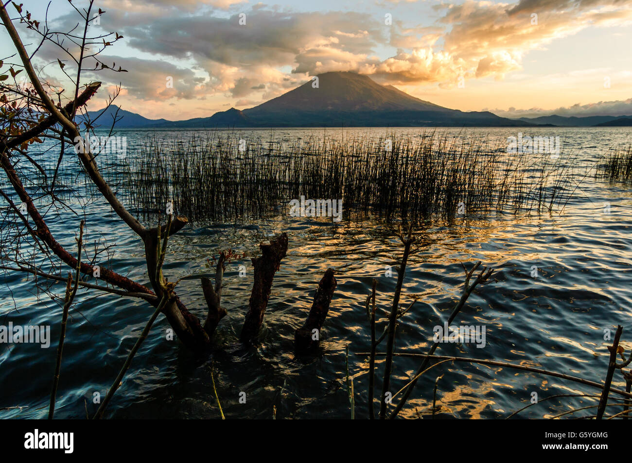 Abendlicht auf toliman Vulkan, Atitlan See, Guatemala. Stockfoto