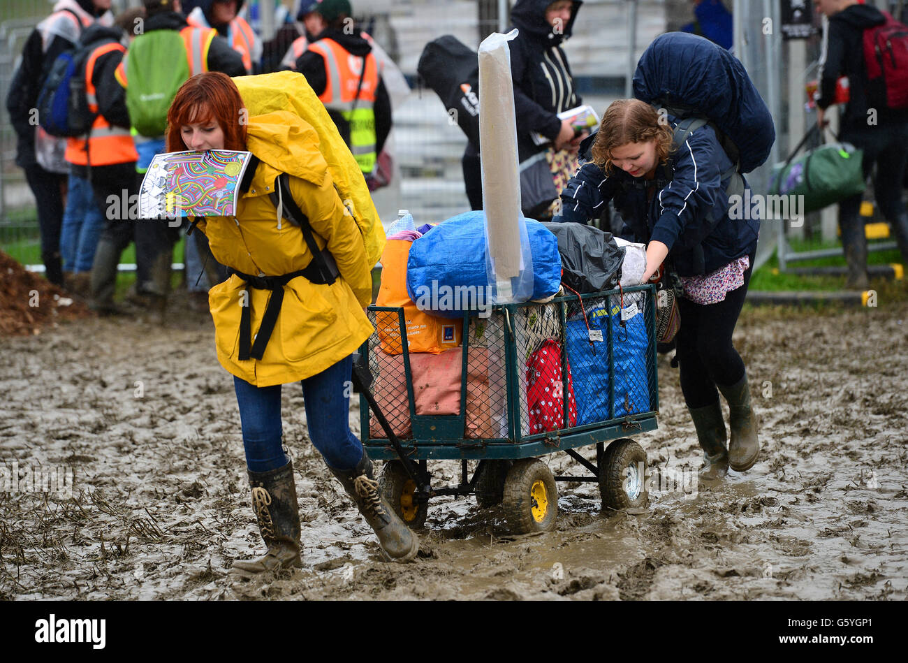 Festiavalgoers Ankunft auf dem Glastonbury Festival, würdig Farm in Somerset. PRESSEVERBAND Foto. Finden Sie unter PA Geschichte SHOWBIZ Glastonbury. Bild Datum: Mittwoch, 22. Juni 2016. Bildnachweis sollte lauten: Ben Birchall/PA Wire Stockfoto