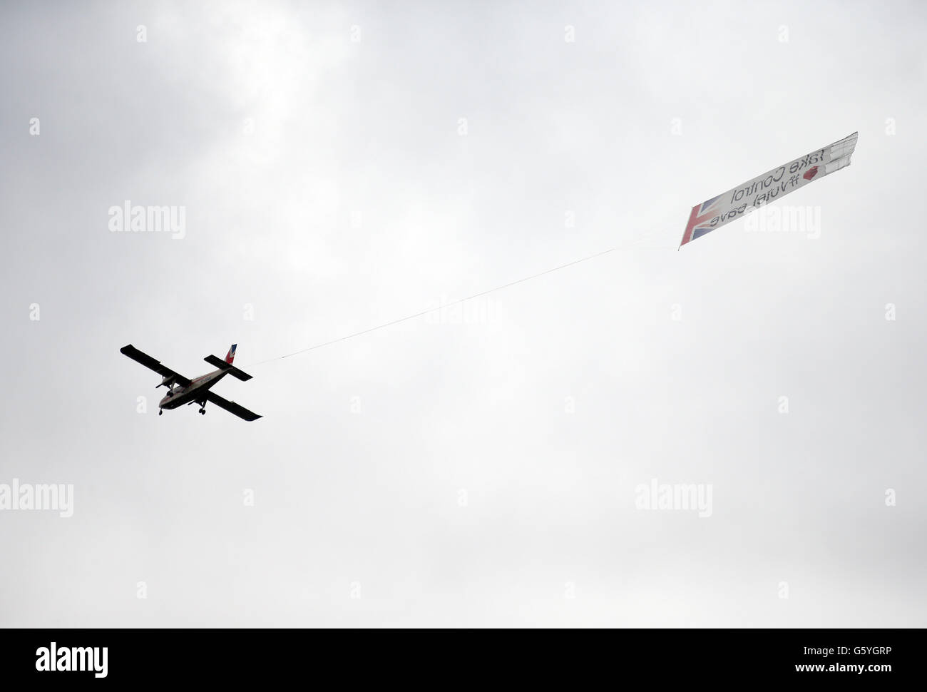 Ein Flugzeug mit einem Banner mit den Worten "Take Control #VoteLeave" prangt auf es fliegen über dem Londoner Trafalgar Square während einer Kundgebung in Gedenken an Jo Cox MP, der letzte Woche getötet wurde. Pressefoto ZUSAMMENGEFUNDEN. Bild Datum: Mittwoch, 22. Juni 2016. Brexit-Aktivisten haben "ekelhaft", nachdem ein Flugzeug ein Banner, drängen die Menschen zu wählen, die die EU verlassen mit einem Gedenkgottesdienst für Jo Cox unterbrochen gebrandmarkt worden. Vgl. PA Geschichte Politik MP Flugzeug. Bildnachweis sollte lauten: Daniel Leal-Olivas/PA Wire Stockfoto
