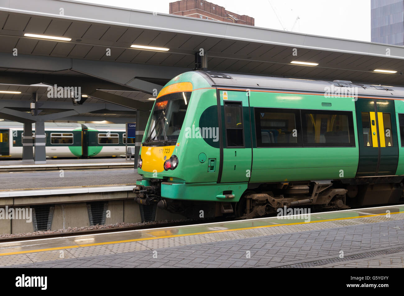 LONDON, ENGLAND - 21. Oktober 2015: Züge an eine Plattform auf der London Bridge Station. In Bezug auf PKW anreisen und Versorgungsleitung Stockfoto