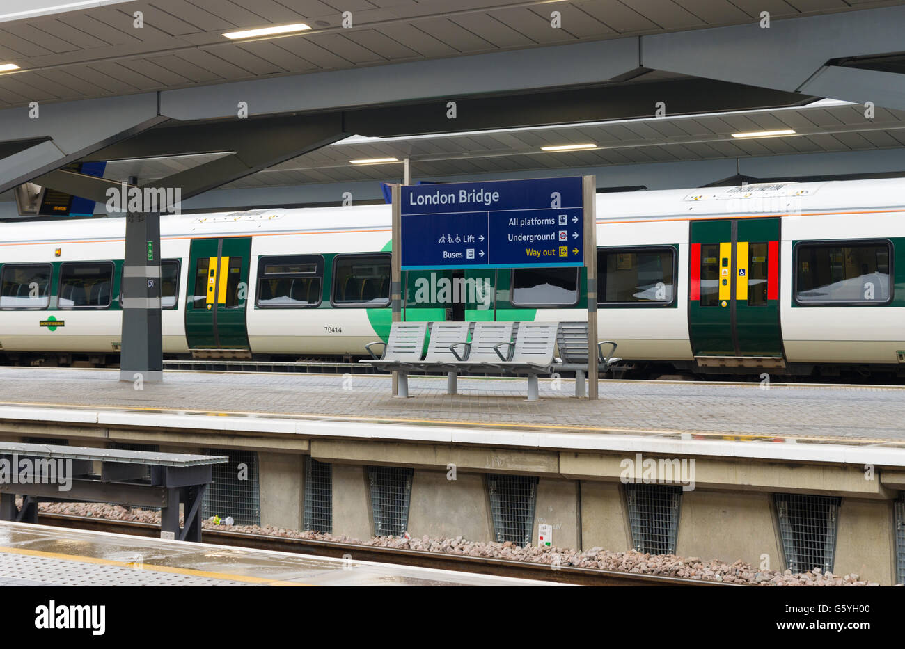 LONDON, ENGLAND - 21. Oktober 2015: Züge an eine Plattform auf der London Bridge Station. In Bezug auf die Passagier-an- und Abfahrt Stockfoto