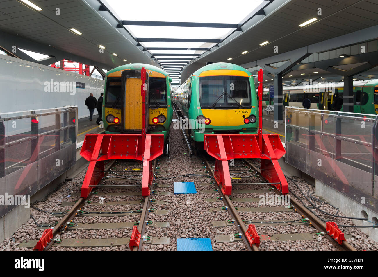 LONDON, ENGLAND - 21. Oktober 2015: Züge an eine Plattform auf der London Bridge Station. In Bezug auf PKW anreisen und depa Stockfoto
