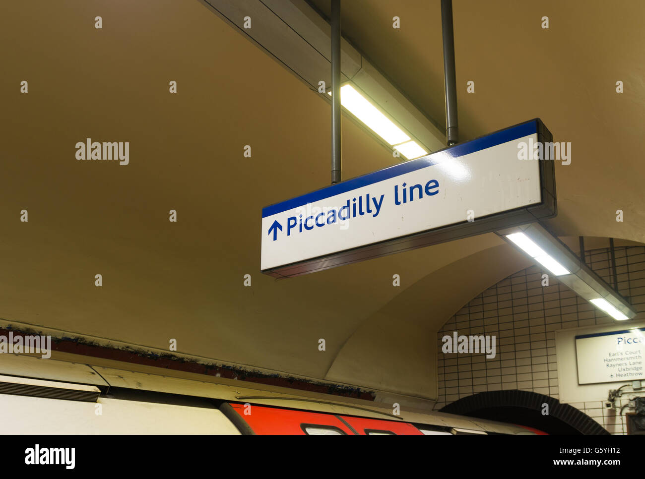 Piccadilly Line u-Bahn-Schild in der Londoner u-Bahn Stockfoto