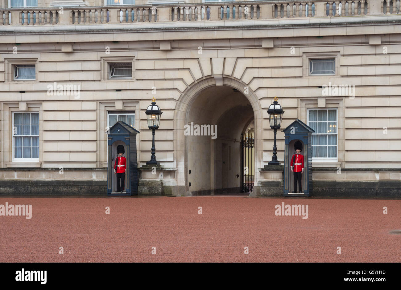 LONDON, ENGLAND - 21. Oktober 2015: Britische Königliche Wachen am Eingang des Buckingham Palace. Buckingham Palace ist die London-r Stockfoto