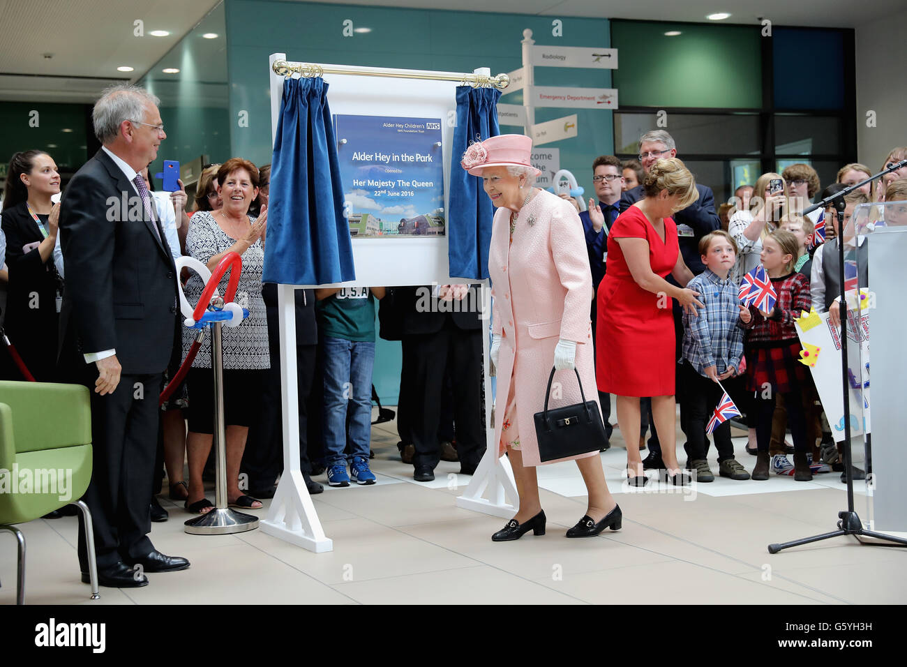 Königin Elizabeth II offiziell eröffnet Alder Hey Kinderklinik während eines Besuchs in Liverpool Stockfoto