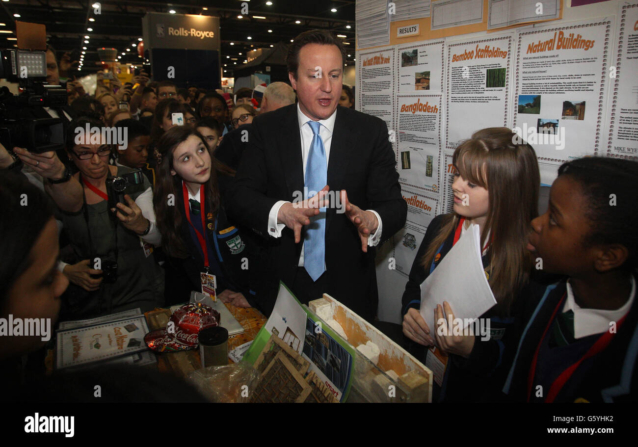 Premierminister David Cameron bei einem Besuch der Big Bang Fair im Excel Center in London. Stockfoto