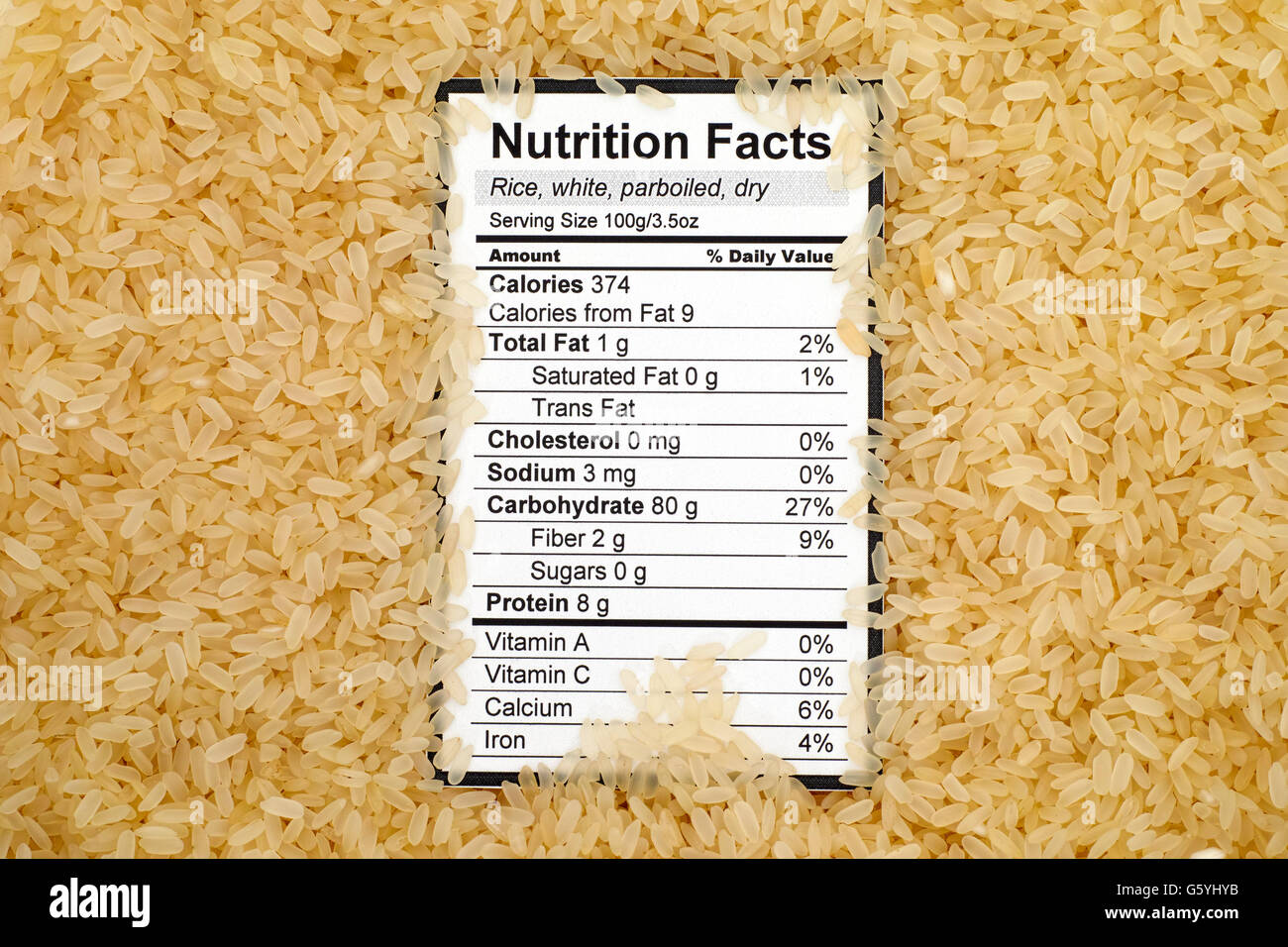 Nährwerte von trockenen weißen parboiled-Reis mit Reis-Hintergrund Stockfoto