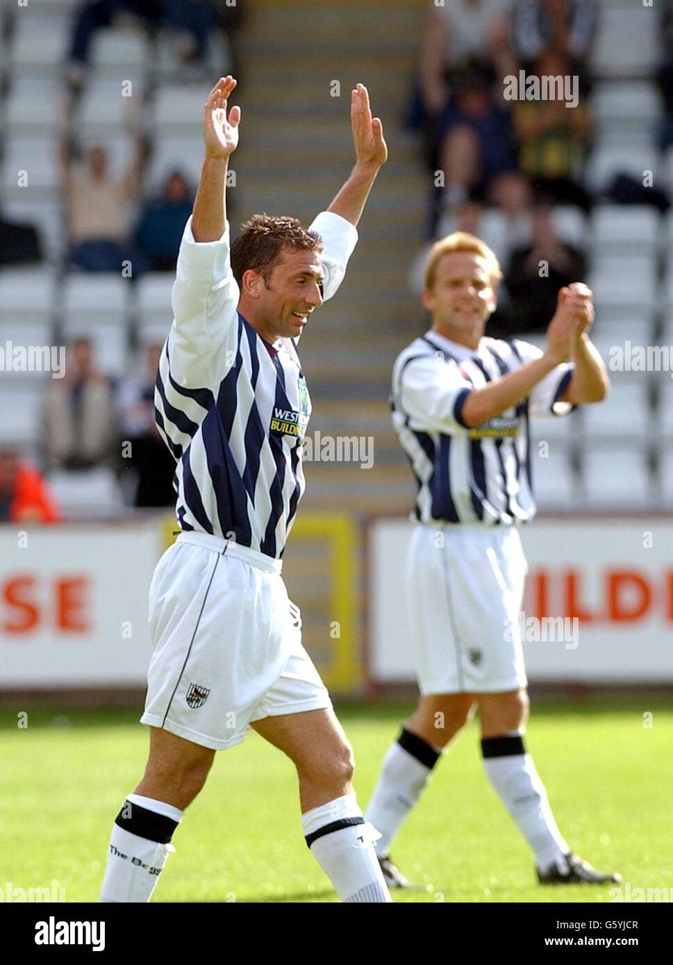 West Bromwich Albion Kapitän Derek McInnes feiert nach seinem Team 4-0 Sieg in der Vorsaison Freundschaftsspiel zwischen Stevenage und West Bromwich Albion in Broadhall Way, Stevenage. Stockfoto