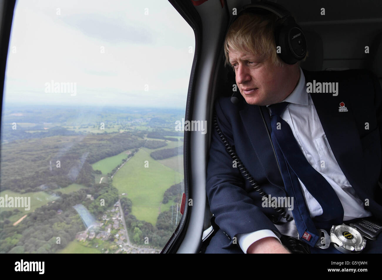 Boris Johnson sitzt in einem Hubschrauber, wie er das Land am letzten Tag der Kampagne vor EU-Referendum am Donnerstag tourt. Stockfoto