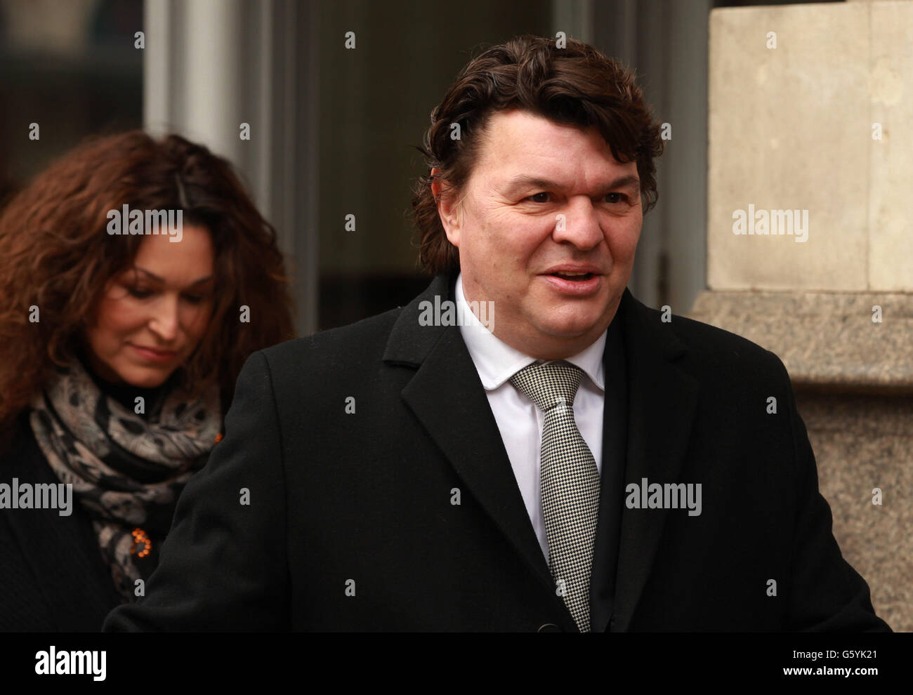 Jamie Foreman, der Sohn des ehemaligen Gangsters Frederick Foreman, nimmt an der Beerdigung von Bruce Reynolds Teil, dem Drahtzieher hinter dem Great Train-Raub von 1963 in St. Bartholomew the Great Church in Smithfield, London. Stockfoto