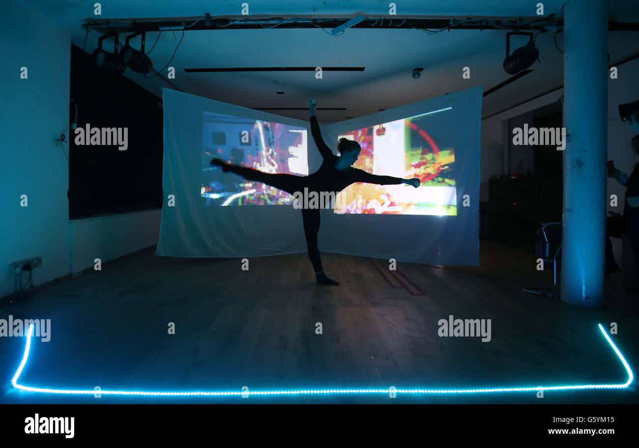 Die Tänzerin Roisin Laffan nimmt an einer einzigartigen Performance/Installation Teil, die Licht- und Projektionstechnologie verwendet, die von Studenten des Institute of Art Design and Technology, Dun Laoghaire, Exchange, Dublin, erstellt wurde. Stockfoto