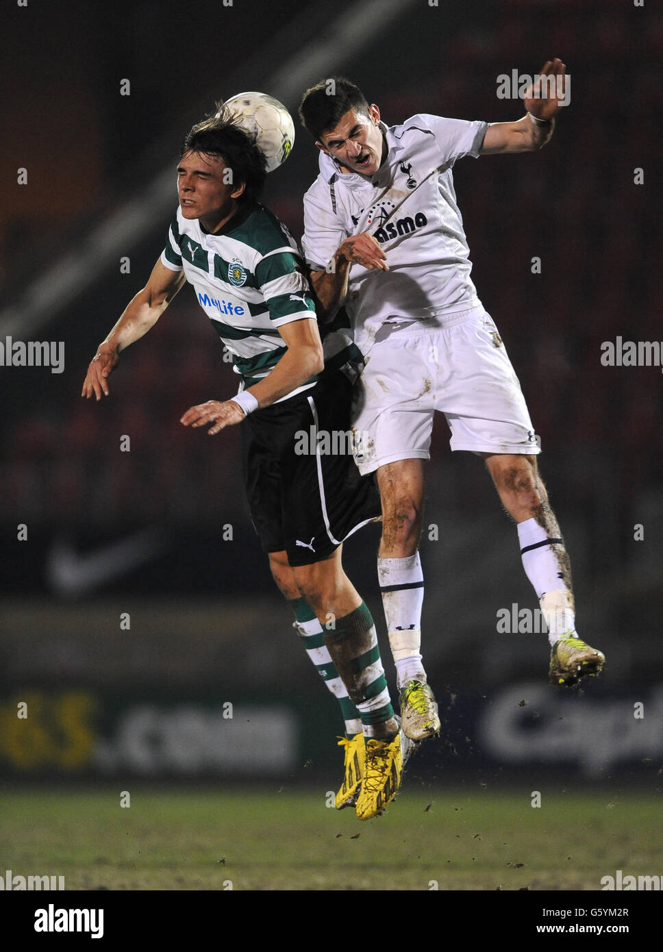 Fußball - NextGen Series - Viertelfinale - Tottenham Hotspur gegen Sporting Lissabon - Matchroom Stadium. Tottenham Hotspur's Dominic Ball (rechts) und Sporting Lissabons Joao Palhinha (links) kämpfen um den Ball. Stockfoto