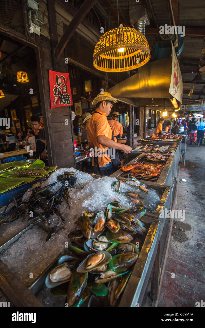 AMPHAWA, THAILAND - 24. Januar 2016: Essensstände in Amphawa schwimmenden Markt, Thailand Stockfoto