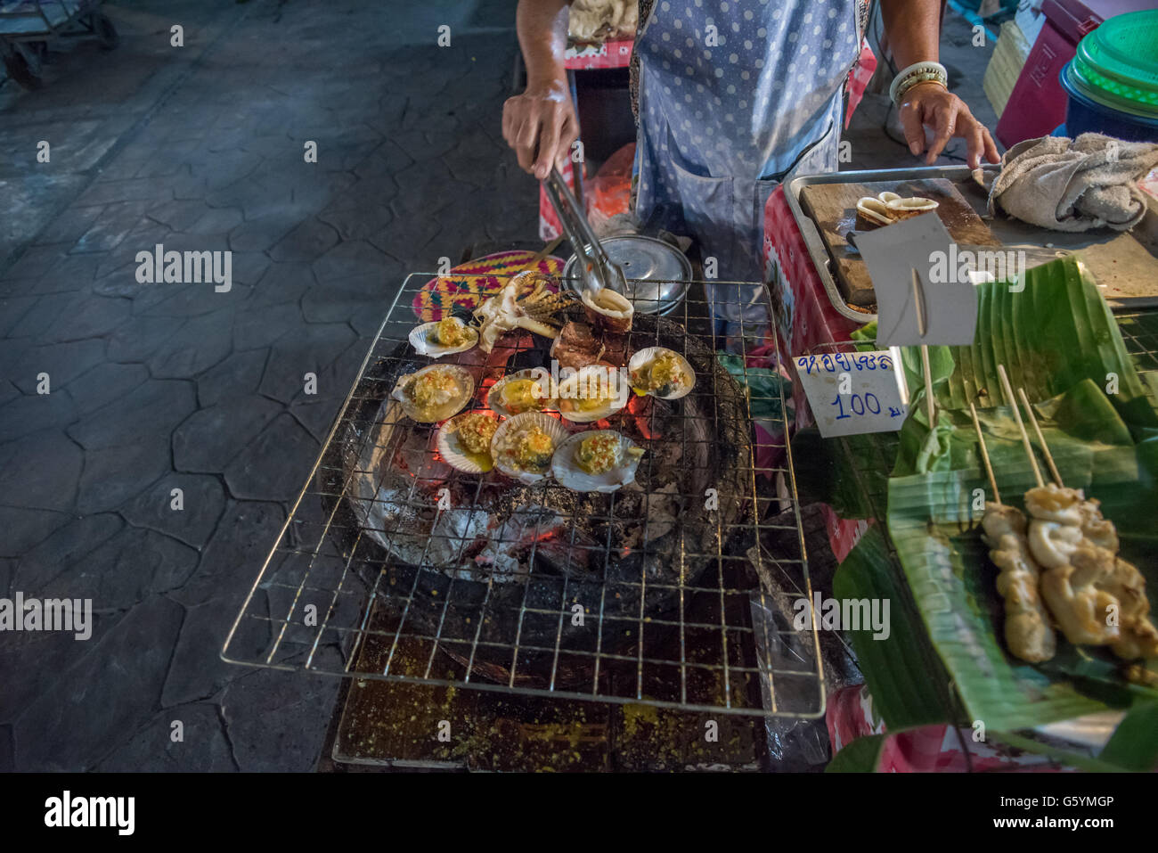 AMPHAWA, THAILAND - 24. Januar 2016: Essensstände in Amphawa schwimmenden Markt, Thailand Stockfoto