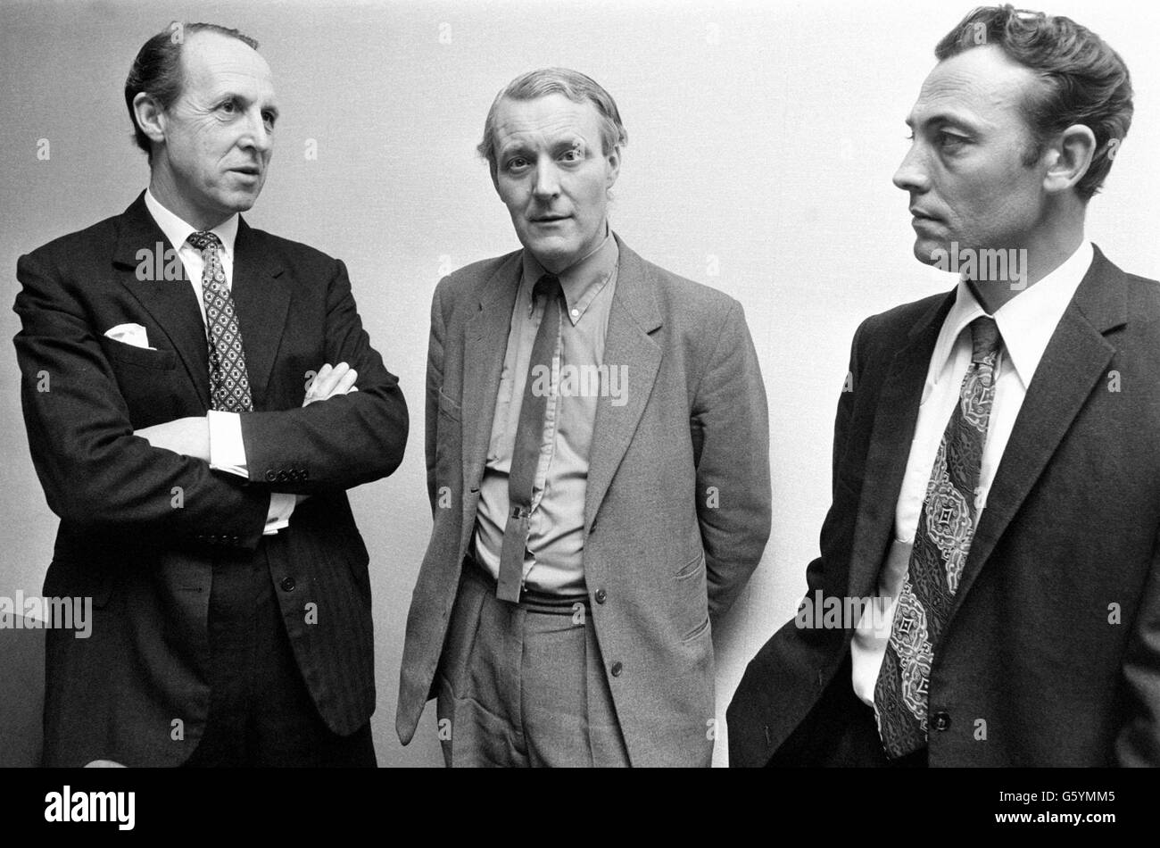 Industriesekretär Anthony Benn (Mitte), mit Dennis Johnson (links), dem Vorsitzenden der Meriden-Arbeiterkooperative, und William Hillier, von Norton Villiers Triumph, im Ministerium für Handel und Industrie in London. Stockfoto