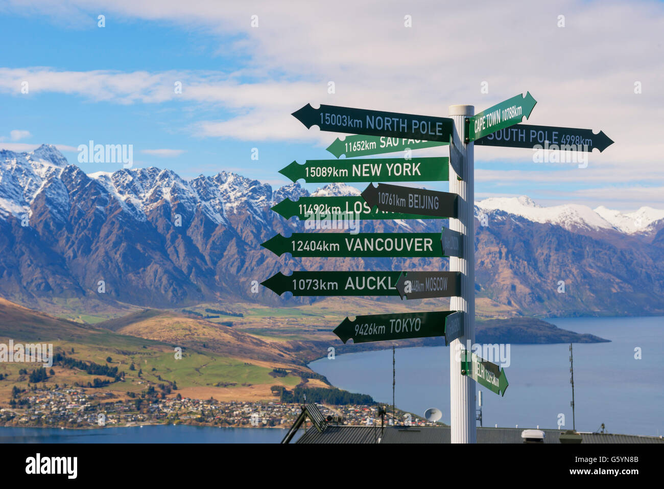 Alle Richtungen Wegweiser, Queenstown, Südinsel, Neuseeland Stockfoto