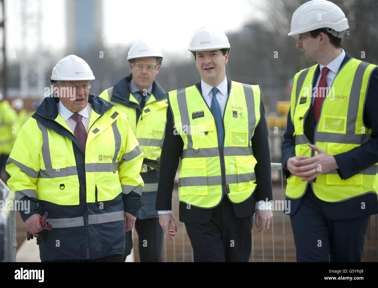 Schatzkanzler George Osborne mit dem Vorsitzenden der Berkeley Group Tony Pidgley (links) und Mike Woolliscroft (rechts), Projektleiter der Berkeley Group, besucht am Tag nach der Ablieferung seiner Haushaltserklärung die Berkeley Homes Royal Arsenal Riverside Entwicklung in Woolwich, London. Stockfoto