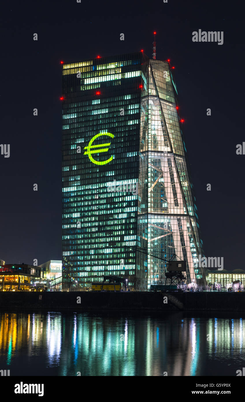 Europäische Zentralbank, EZB, Lichtinstallation, Euro zu unterzeichnen, in der Nacht, Luminale 2016, Deutschherrnufer, Frankfurt, Hessen, Deutschland Stockfoto