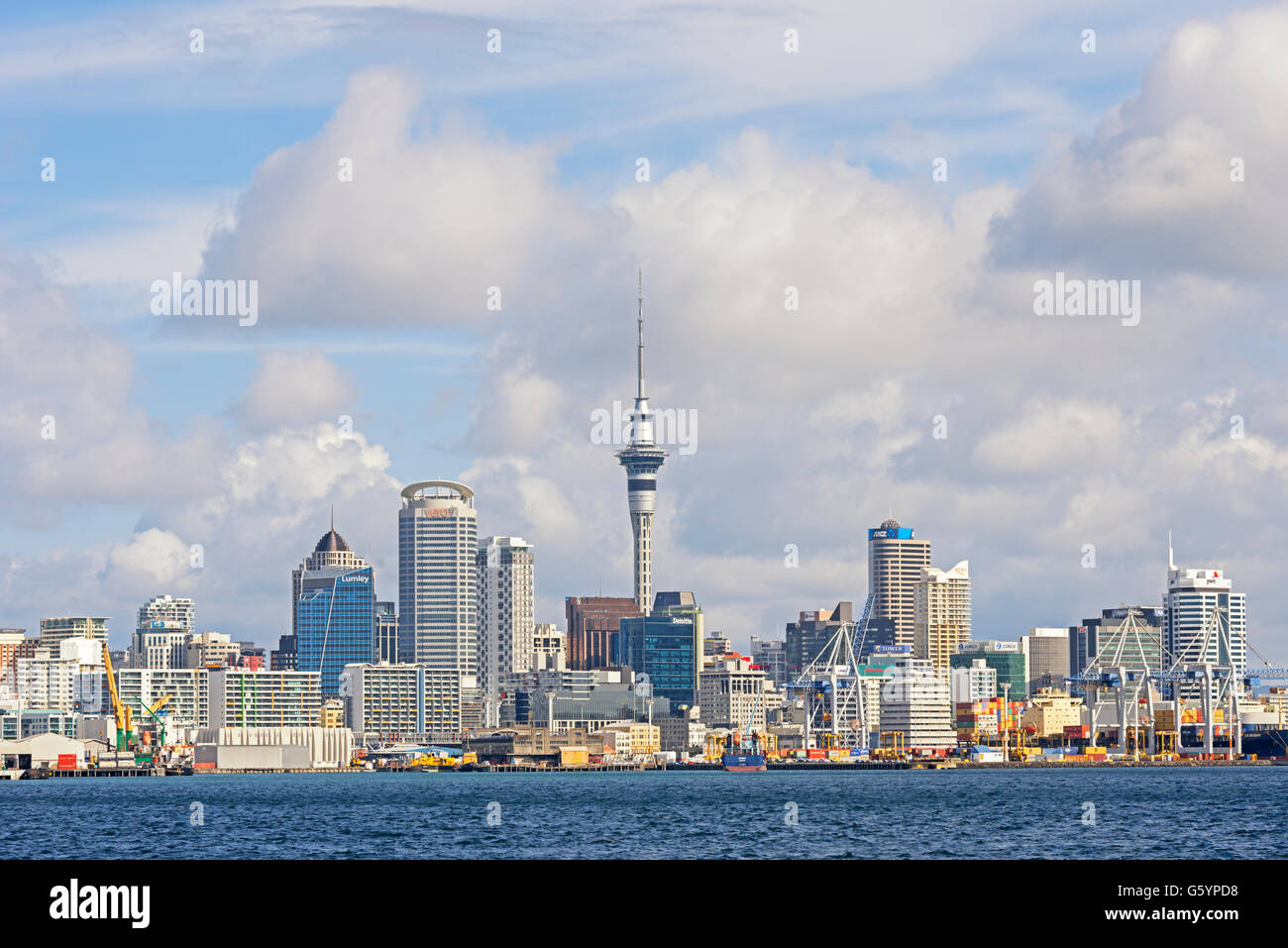 Mit skyscrappers Skyline und Sky Tower, Auckland, Nordinsel, Neuseeland Stockfoto