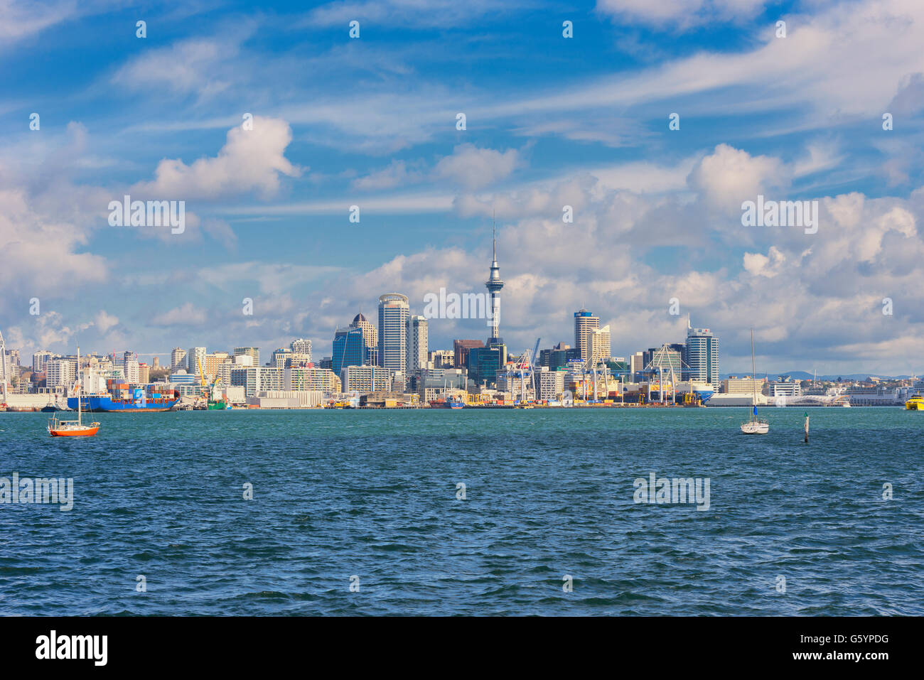 Mit skyscrappers Skyline und Sky Tower, Auckland, Nordinsel, Neuseeland Stockfoto