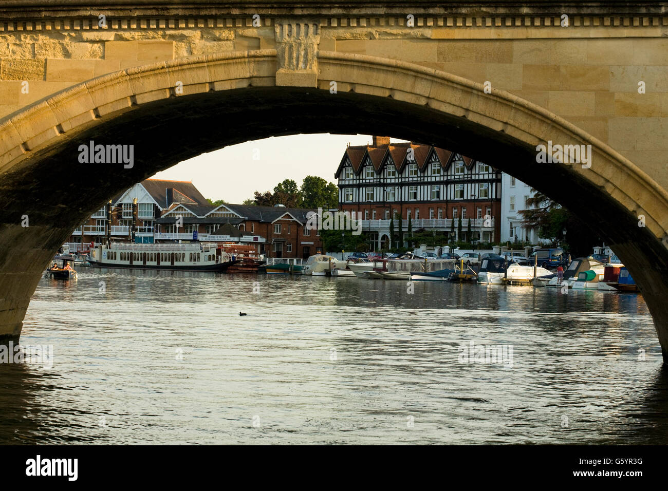 Blick durch den Bogen des Henley Brücke von einem Boot Boote und Gebäude auf der anderen Seite Stockfoto