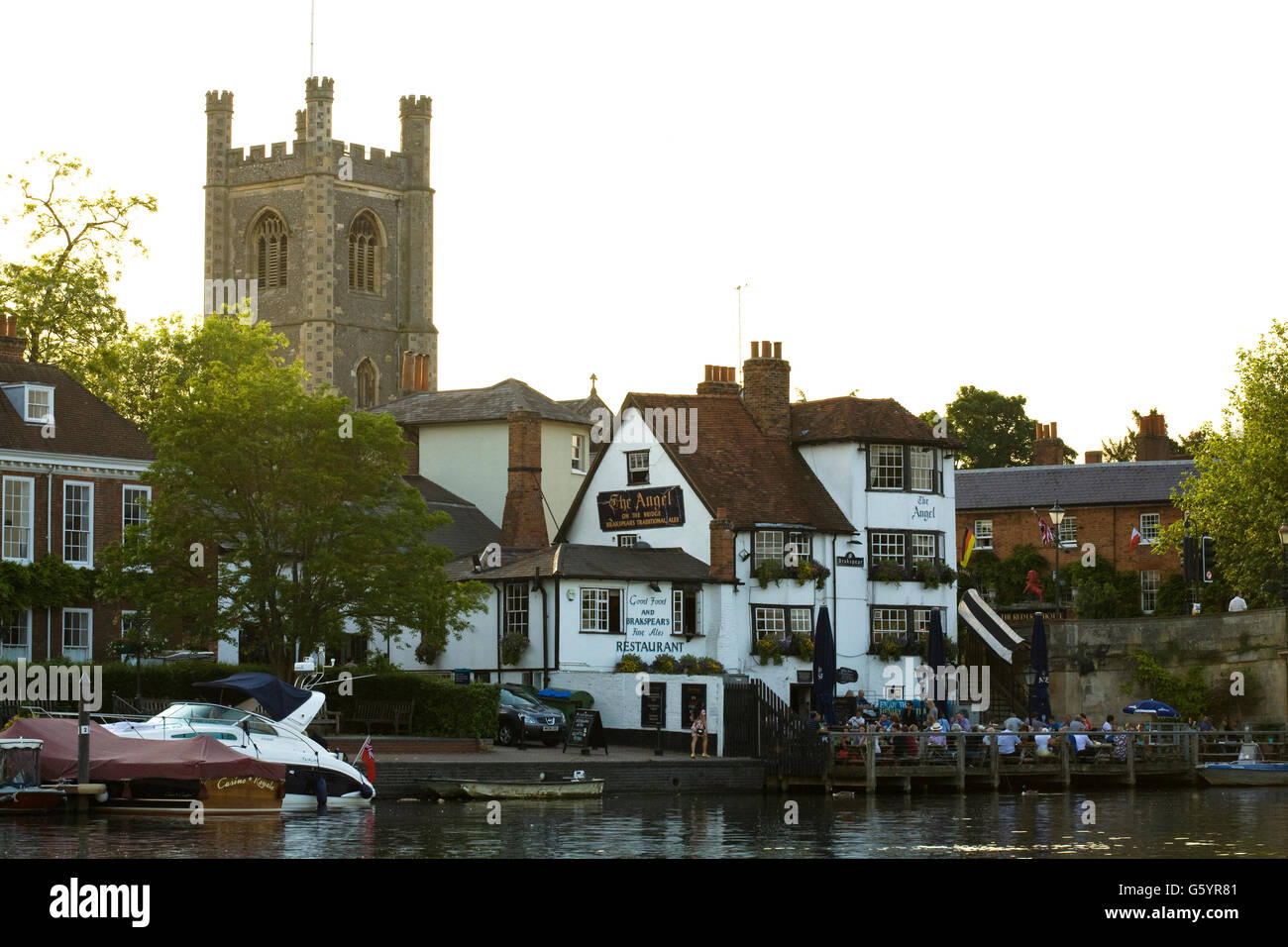 Leute an der Angel trinken durch den Fluss Themse in Henley on Thames, Oxfordshire, Vereinigtes Königreich Stockfoto