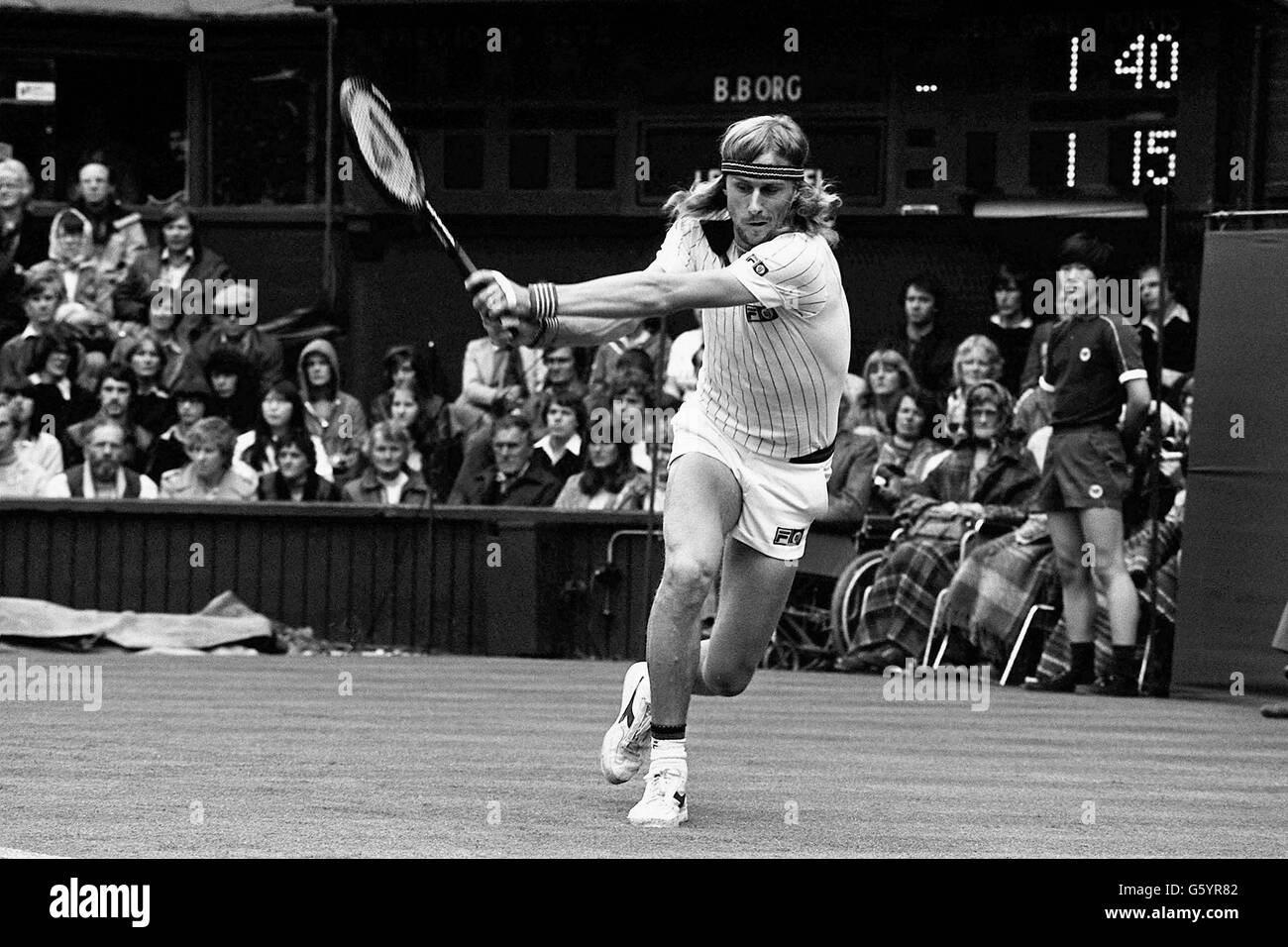 Bjorn Borg aus Schweden in Aktion auf dem Mittelfeld im Eröffnungsspiel des Wimbledon-Turniers 1980 und verteidigte seinen vierten Titel in Folge. Sein Gegner ist der ägyptische Spieler Ismael El Shafei, einer von drei Männern, die Borg in Wimbledon jemals geschlagen haben. Stockfoto