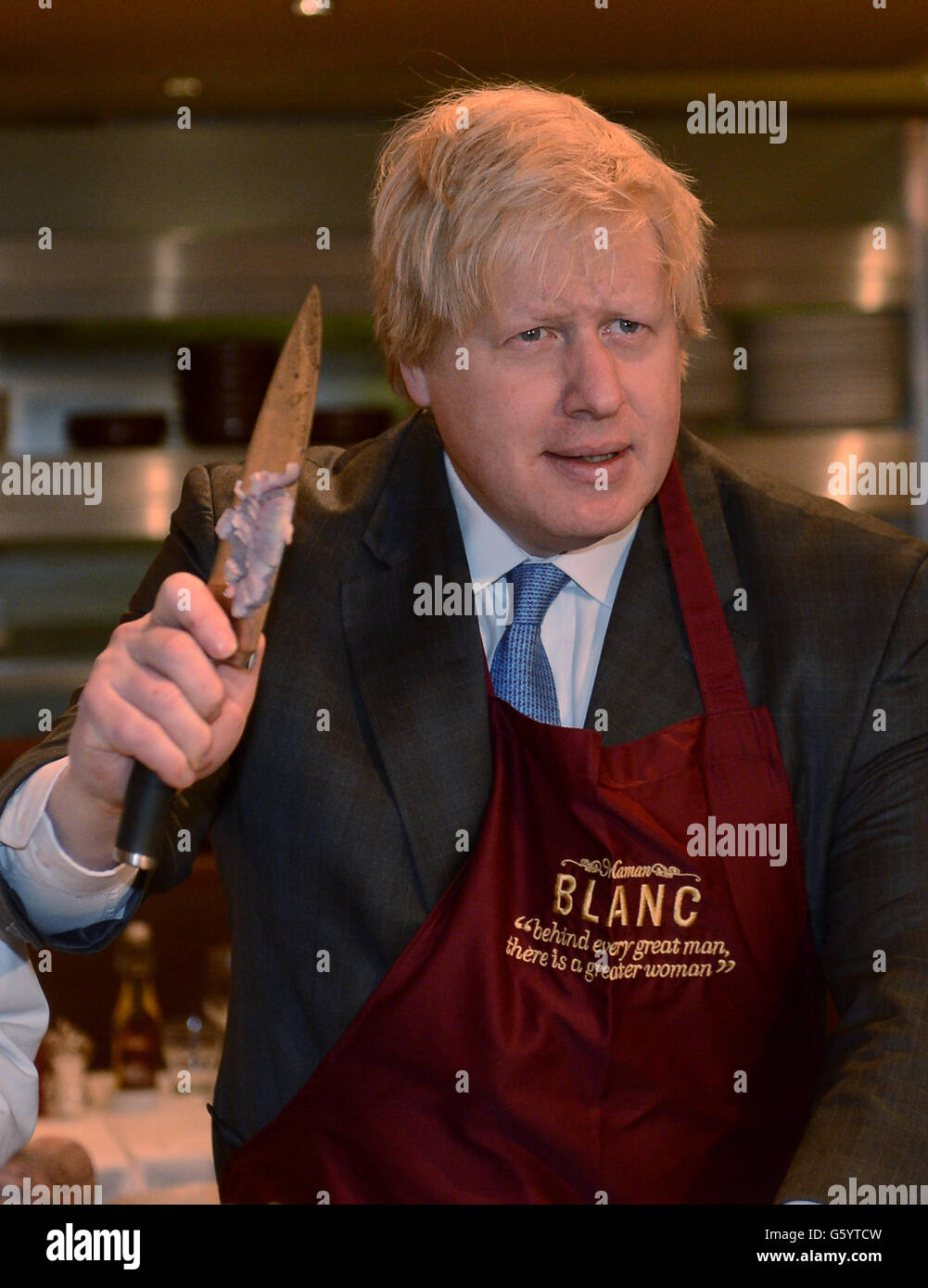 Der Bürgermeister von London, Boris Johnson, trifft Arbeiter in einem der Brasserie Blanc-Restaurants von Raymond Blanc in der Londoner City, wo er die Gastronomiebetriebe der Hauptstadt dazu aufforderte, mehr junge Menschen als Auszubildende zu übernehmen. Stockfoto