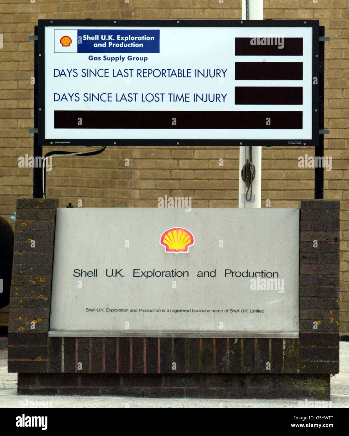 Die Szene am Shell-Hauptquartier in Lowestoft, Suffolk, nachdem ein ziviler Hubschrauber 25 Meilen nordöstlich von Great Yarmouth ins Meer stürzte, nachdem er von der von Shell/Esso betriebenen Clipper-Plattform für das Bohrgerät Global Santa Fe Monarch abgefahren war. * das mechanische Versagen wurde für einen Hubschrauberabsturz in der Nordsee verantwortlich gemacht, bei dem fünf Menschen ums Leben kamen und sechs weitere befürchtete Tote zurückblieben. Fünf Leichen und einige Wracks wurden innerhalb von zwei Stunden nach der Tragödie geborgen, die geschah, als ein Sikorsky S-76 Hubschrauber etwa 30 Meilen vor der Küste von Norfolk abflog. Stockfoto