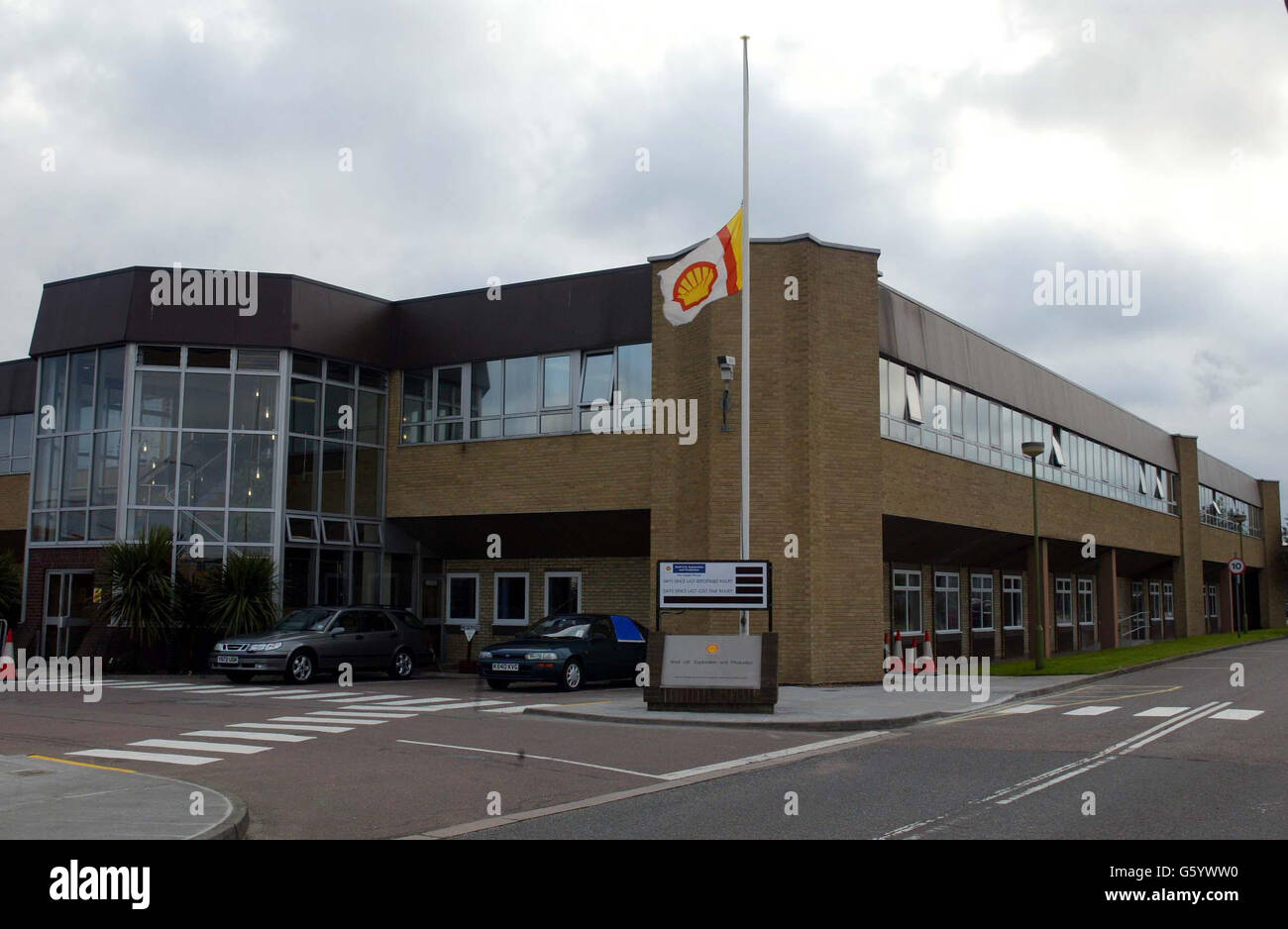 Die Flagge fliegt am halben Mast am Shell-Hauptsitz in Lowestoft, Suffolk, nachdem ein ziviler Hubschrauber 25 Meilen nordöstlich von Great Yarmouth ins Meer stürzte, nachdem er von der Shell/Esso-betriebenen Clipper-Plattform für das Global Santa Fe Monarch Bohrgerät abgeflogen war. * Mechanisches Versagen wurde heute Abend für einen Hubschrauberabsturz in der Nordsee verantwortlich gemacht, der fünf Menschen tötete und weitere sechs gefürchtete Tote hinterließ. Fünf Leichen und einige Wracks wurden innerhalb von zwei Stunden nach der Tragödie geborgen, die geschah, als ein Sikorsky S-76 Hubschrauber etwa 30 Meilen vor der Norfolk-Küste abflog. Stockfoto