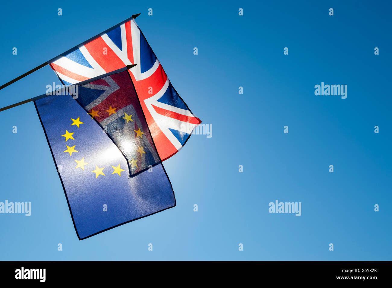 Europäischen Union und der britische Union Jack Flagge zusammen vor strahlend blauem Himmel in der Vorbereitung für Brexit EU-referendum Stockfoto