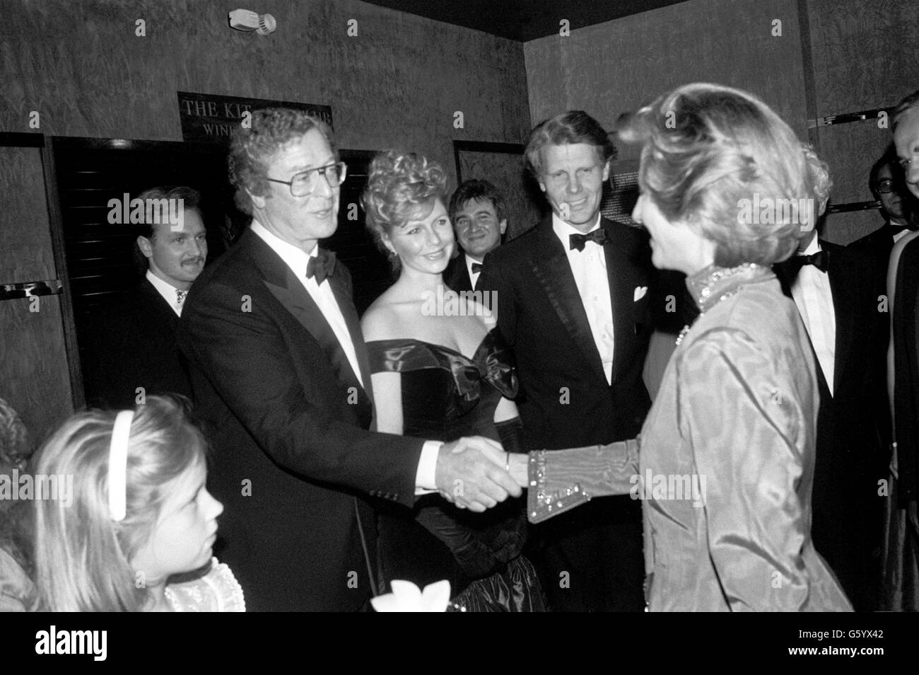 Schauspieler Michael Caine trifft die Herzogin von Gloucester im Odeon-Kino im Londoner Haymarket. Die Herzogin nahm an der Charity-Premiere seines neuen Films The Whistle Blower Teil. Stockfoto