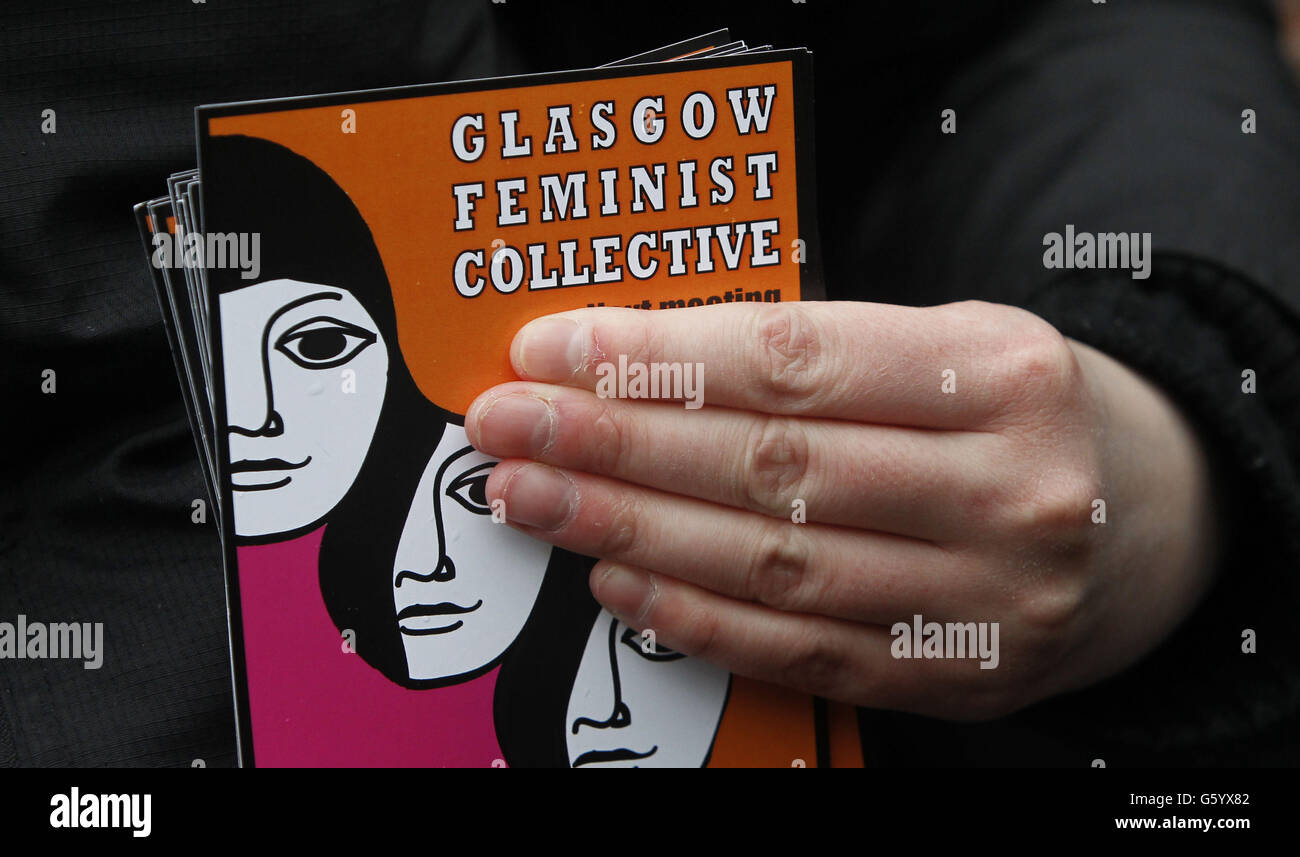 Studenten sammeln sich am Internationalen Frauentag während eines Protestes an der Universität Glasgow gegen Sexismus auf dem Campus. Stockfoto