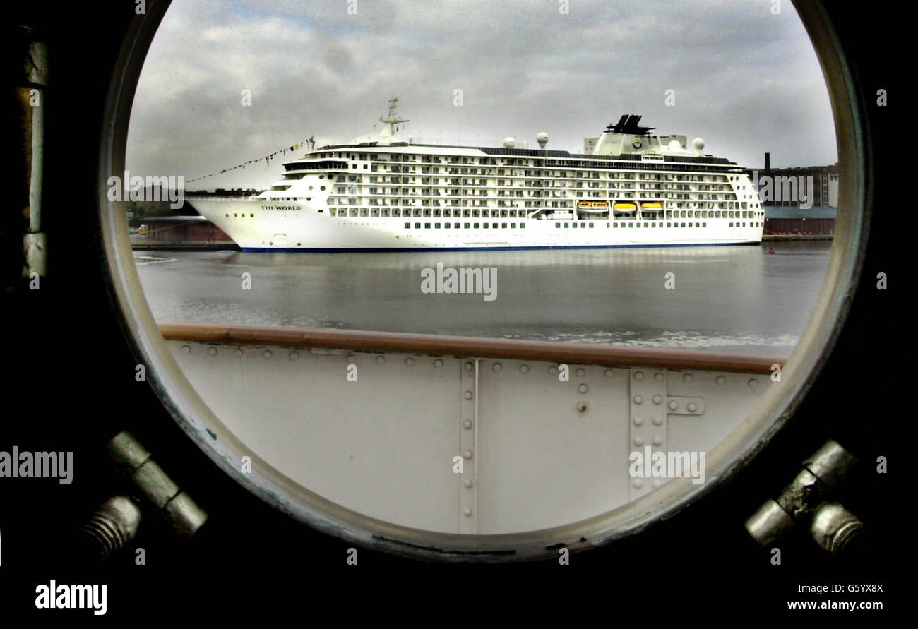 Ein Blick auf die Welt - ein 198 Millionen Kreuzfahrtflugzeug. Die Welt kam in Leith, Edinburgh, mit 200 der reichsten Menschen der Welt an Bord. Das Schiff wird durch ein in der Nähe angedocktes Hafenloch auf Britannia gesehen. Stockfoto