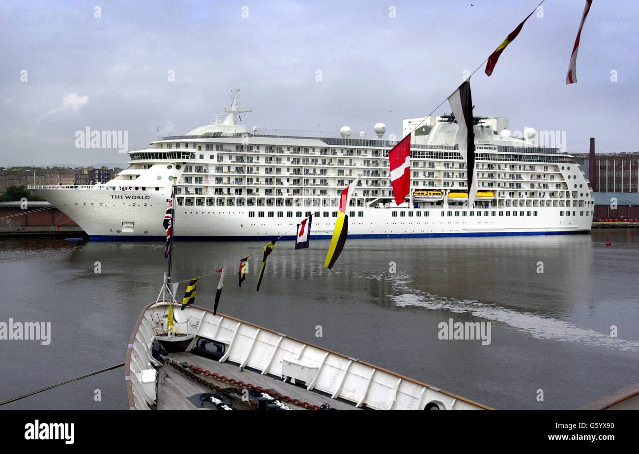 Ein Blick auf die Welt - ein 198 Millionen Kreuzfahrtflugzeug. Die Welt kam in Leith, Edinburgh, mit 200 der reichsten Menschen der Welt an Bord. Das Schiff wird vom Deck von Britannia aus gesehen, das in der Nähe angedockt ist. Stockfoto