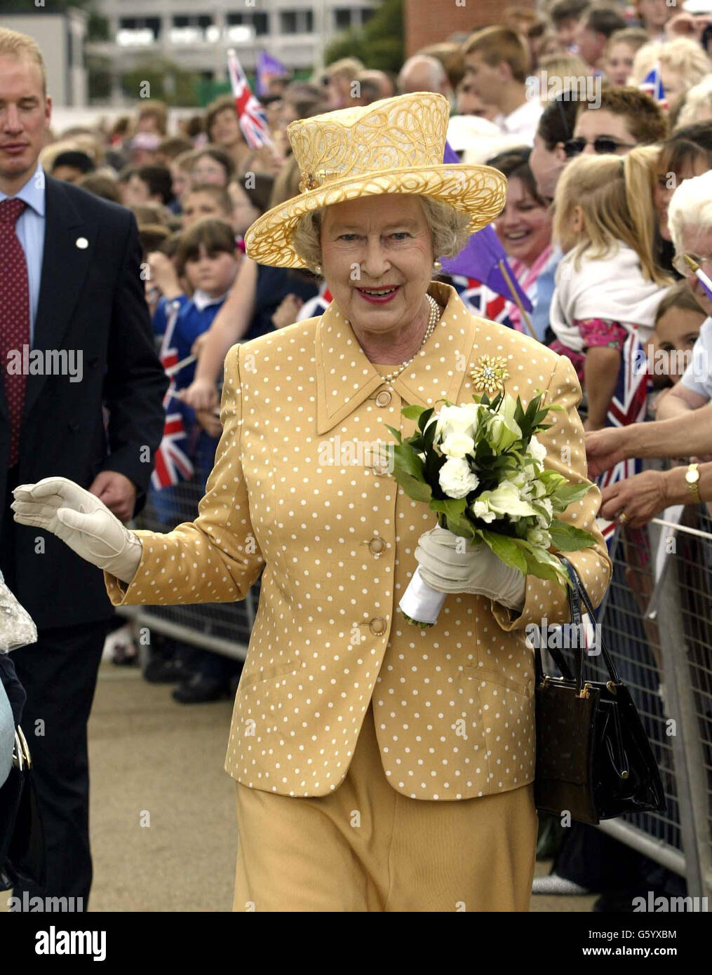 Königin Elizabeth II setzte ihre Jubilee-Tour von Britisch fort. Die Königin besuchte nach der Eröffnung der Forum-Bibliothek den Markt in Norwich. Stockfoto