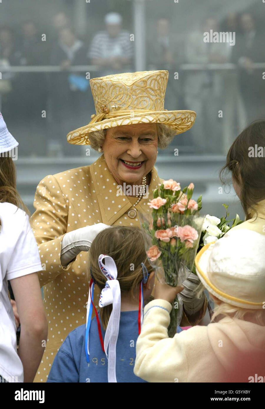 Königin Elizabeth II setzte ihre Jubilee-Tour von Britisch fort. Die Königin besuchte nach der Eröffnung der Forum-Bibliothek den Markt in Norwich. Stockfoto