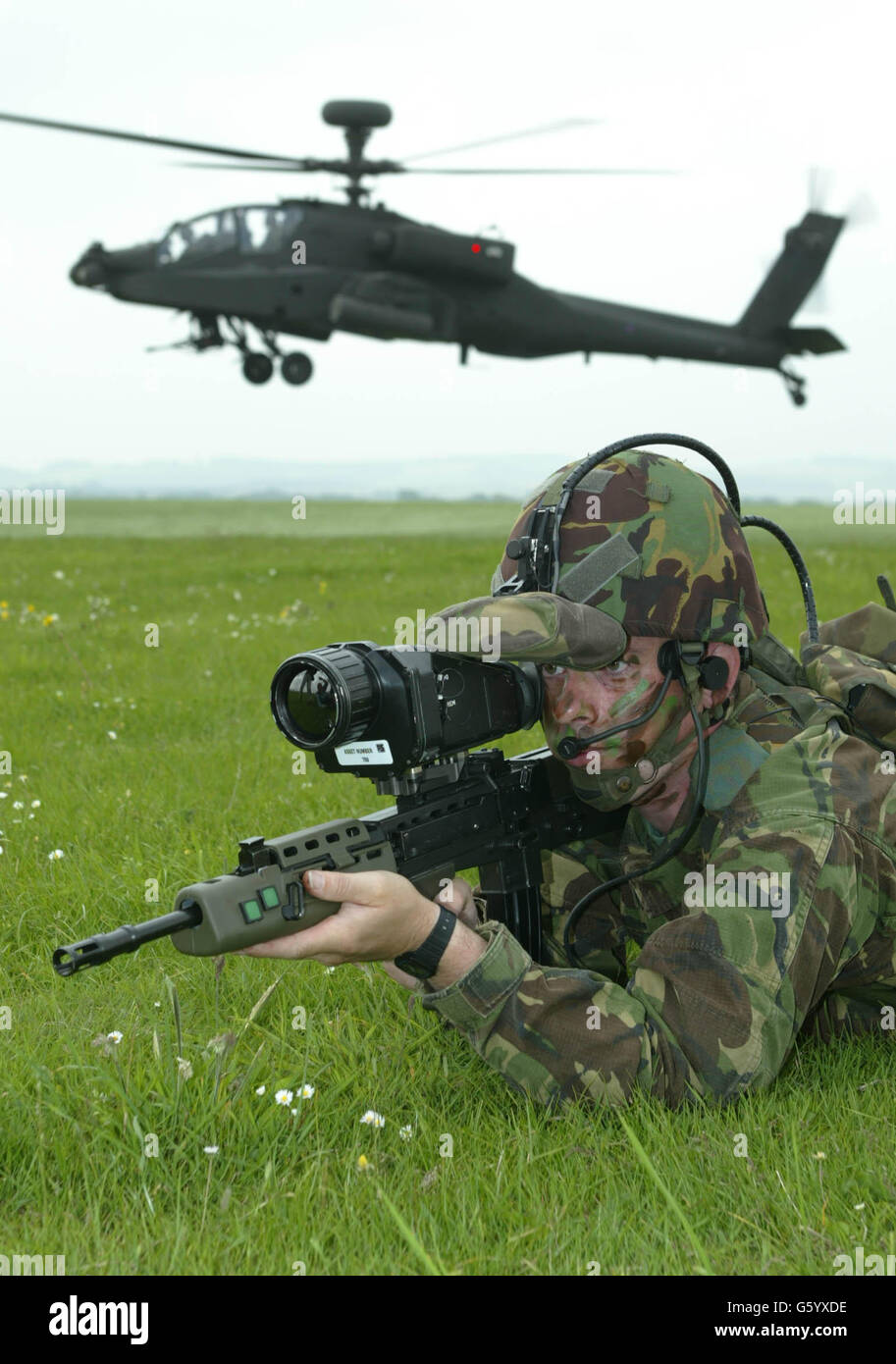 Major Stephen Noble vom Future Integrated Soldier Technology (FIST) Projektteam zeigt die neueste computergestützte militärische Ausrüstung an der Army Flying School in Middle Wallop, Hampshire. *....Verteidigungsminister Geoff Hoon wird voraussichtlich spätere Pläne für 'netzwerkzentrische' Operationen ankündigen. Dies wird den Kommandeuren in Zukunft die Möglichkeit bieten, mehr von dem zu sehen, was auf dem Schlachtfeld geschieht, schneller fundiertere Entscheidungen zu treffen, die es den Truppen ermöglichen, Missionen erfolgreich abzuschließen; schließlich können Kommandeure sehen und hören, was ein Teil der Truppen tut und schnelle Hilfe bringen, Stockfoto