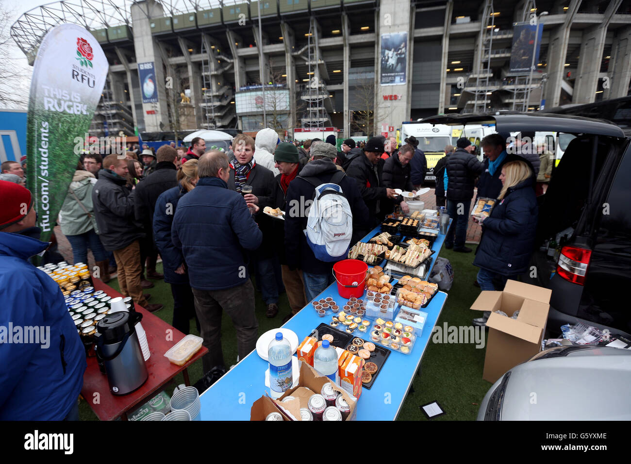 Fans genießen ein Picknick im West Car Park vor Das Spiel Stockfoto
