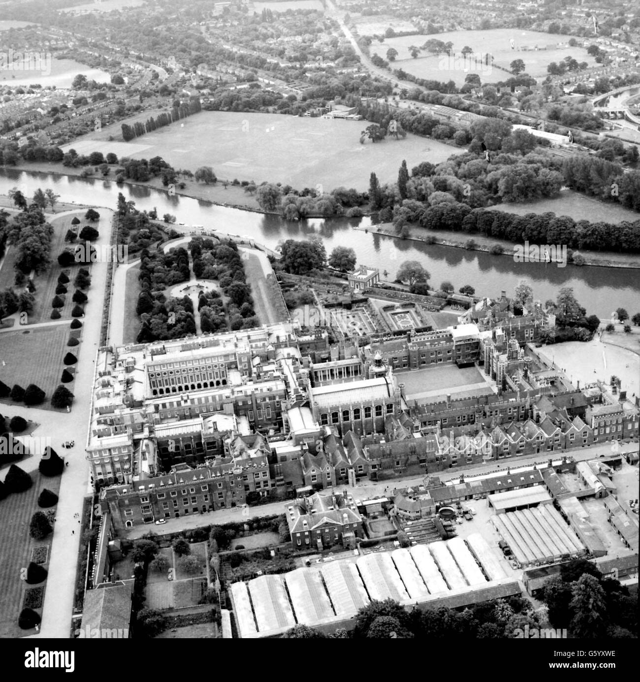 Ein Luftbild des Hamptoon Court Palace. Ein Luftbild von einer der bekanntesten Touristenattraktionen Londons, dem Hampton Court Palace. Stockfoto