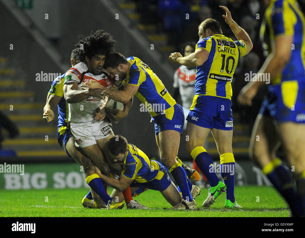 Rugby League - Stobart Super League - Warrington Wolves gegen St Helens - Halliwell Jones Stadium. St. Helens Sia Soliola wird vom Simon Grix von Warrington Wolves während des Spiels der Super League im Halliwell Jones Stadium, Warrington, angegangen. Stockfoto