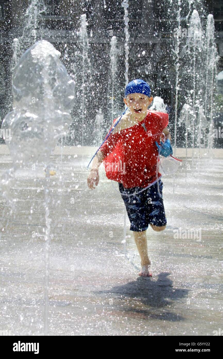 Alden Castlett, 9, ist eines der ersten, das das INTERNATIONALE kostenlose Kunstfestival für Kinder im Somerset House in London genießt. Unter anderem werden Kinder in den nächsten vier Tagen gemeinsam mit dem Künstler Jonathan Reid eine Skulptur mit dem Namen „Water Water Everywhere“ erstellen, die die Brunnen im Somerset House nutzt. Stockfoto