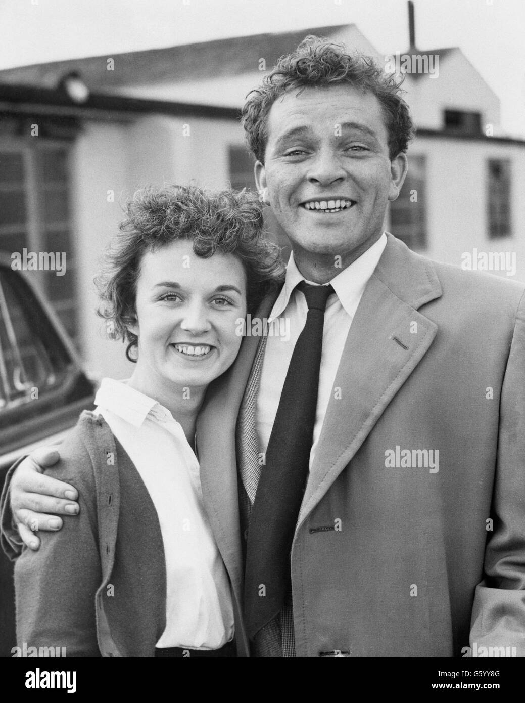 Der britische Schauspieler Richard Burton und seine Frau Sybil Burton (geb. Williams) am Flughafen London, nachdem er aus Hollywood gekommen war. Burton wird Hamlet im Old Vic spielen. Stockfoto