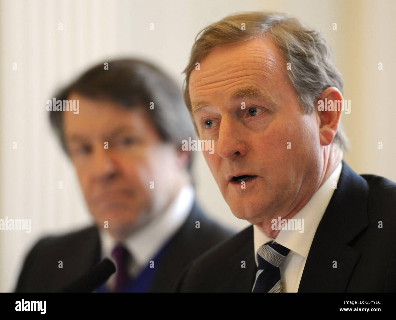 Enda Kenny, die der Irische Taoiseach (rechts) von The Lord Mayor of London Alderman Roger Gifford (links) beobachtet wird, während er befasst sich mit eine Veranstaltung statt im Mansion House in der Londoner City. Stockfoto